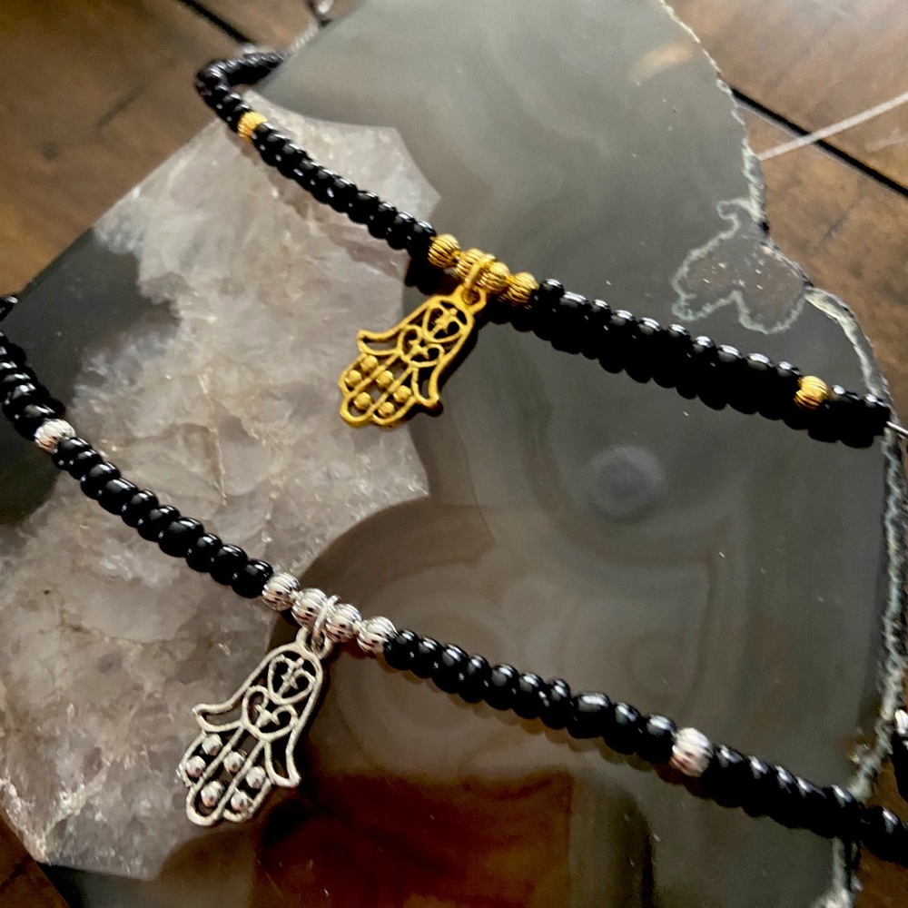 Black beads, gold or silver Hama hand choker